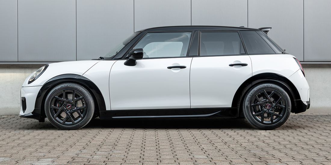 Mini Cooper rebaixado com molas H&R, visto de lado
